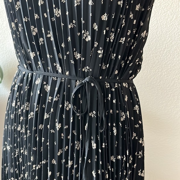 H&M floral pleated dress - Picture 6 of 7